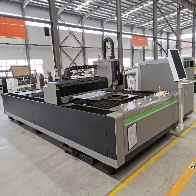 آلة قطع بالليزر الليفي بمعيار  - مراجعة Industrial Laser Cutter وسعره